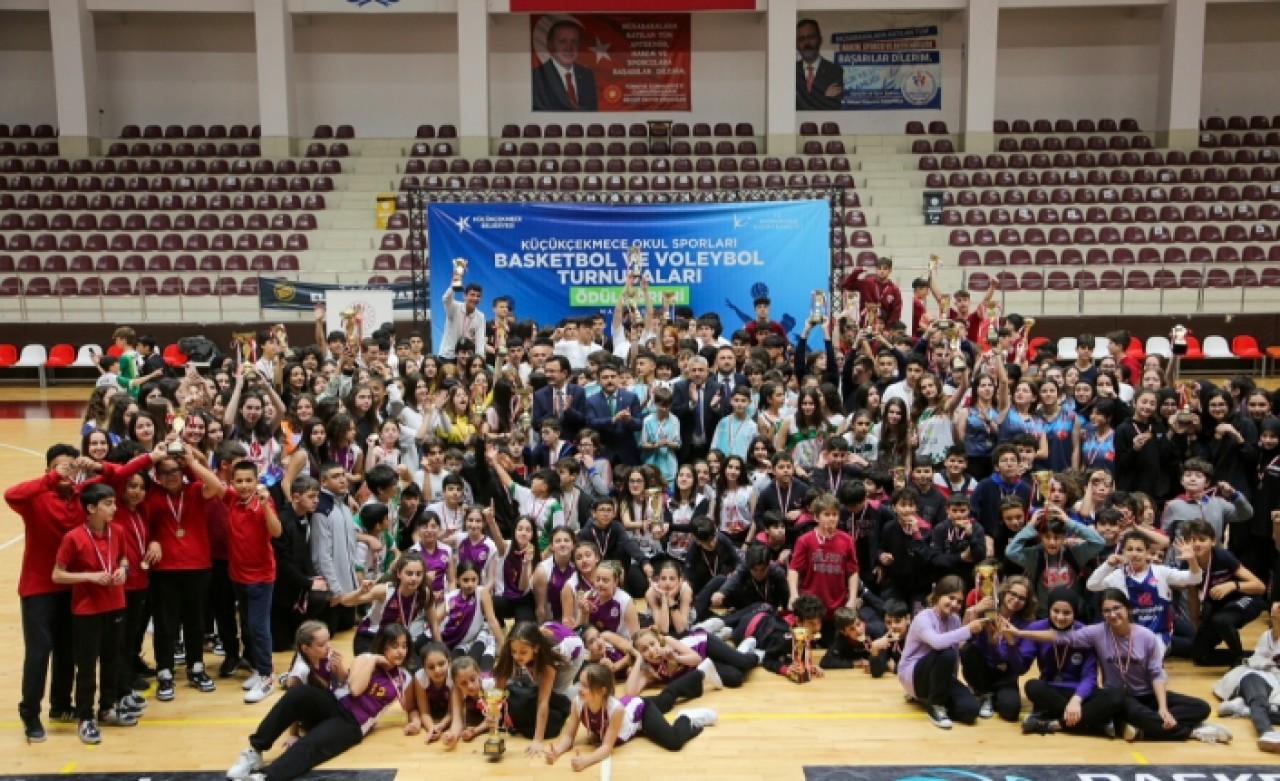 KÜÇÜKÇEKMECE’DE OKUL SPORLARI ÖDÜL TÖRENİ GERÇEKLEŞTİRİLDİ