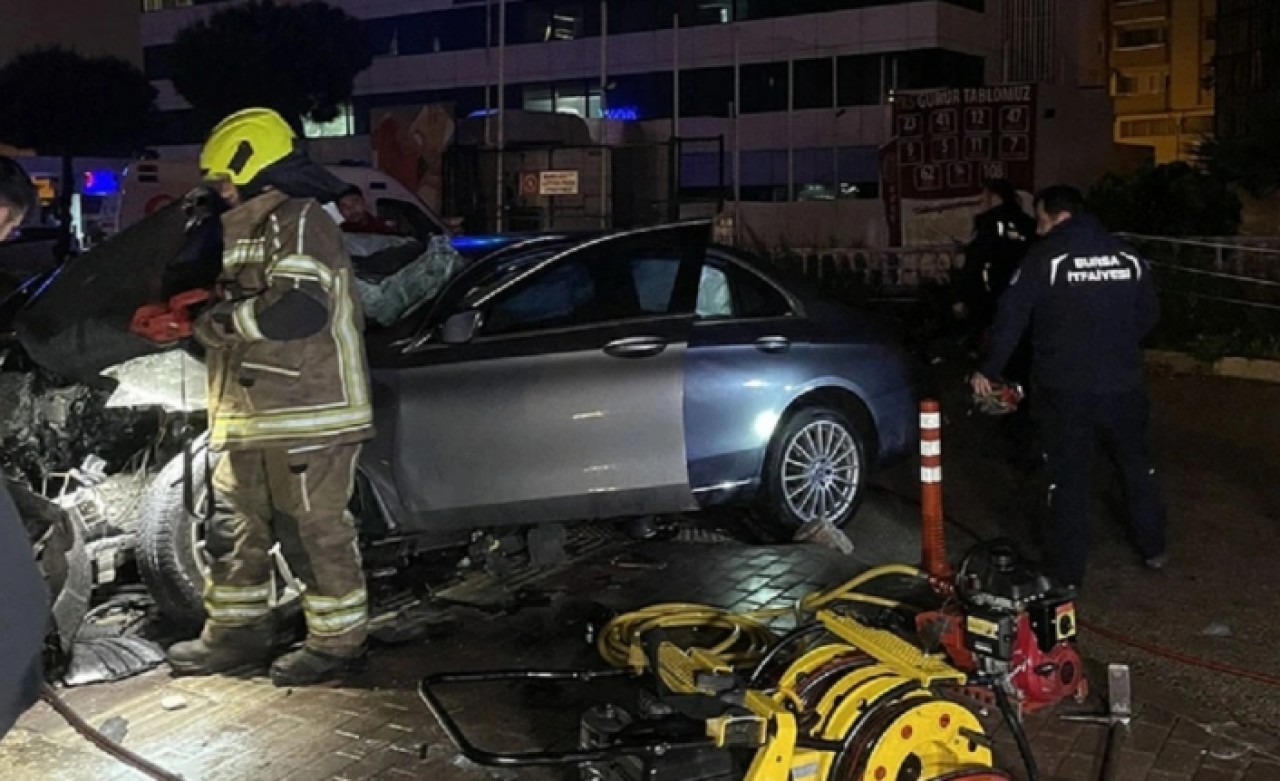 Metro hattı duvarına çarpan araçtaki 3 kişi öldü