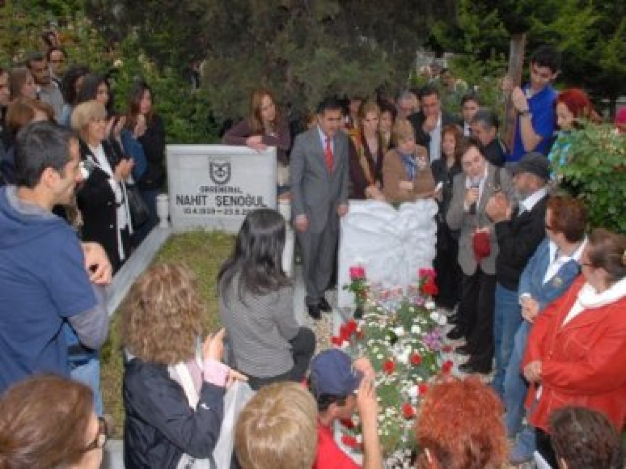 Türkan Saylan, mezarı başında anıldı