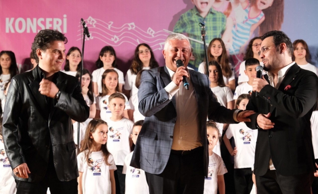 Çocuk korosundan şarkılarını dinleyen Yaşar duygu dolu anlar yaşadı