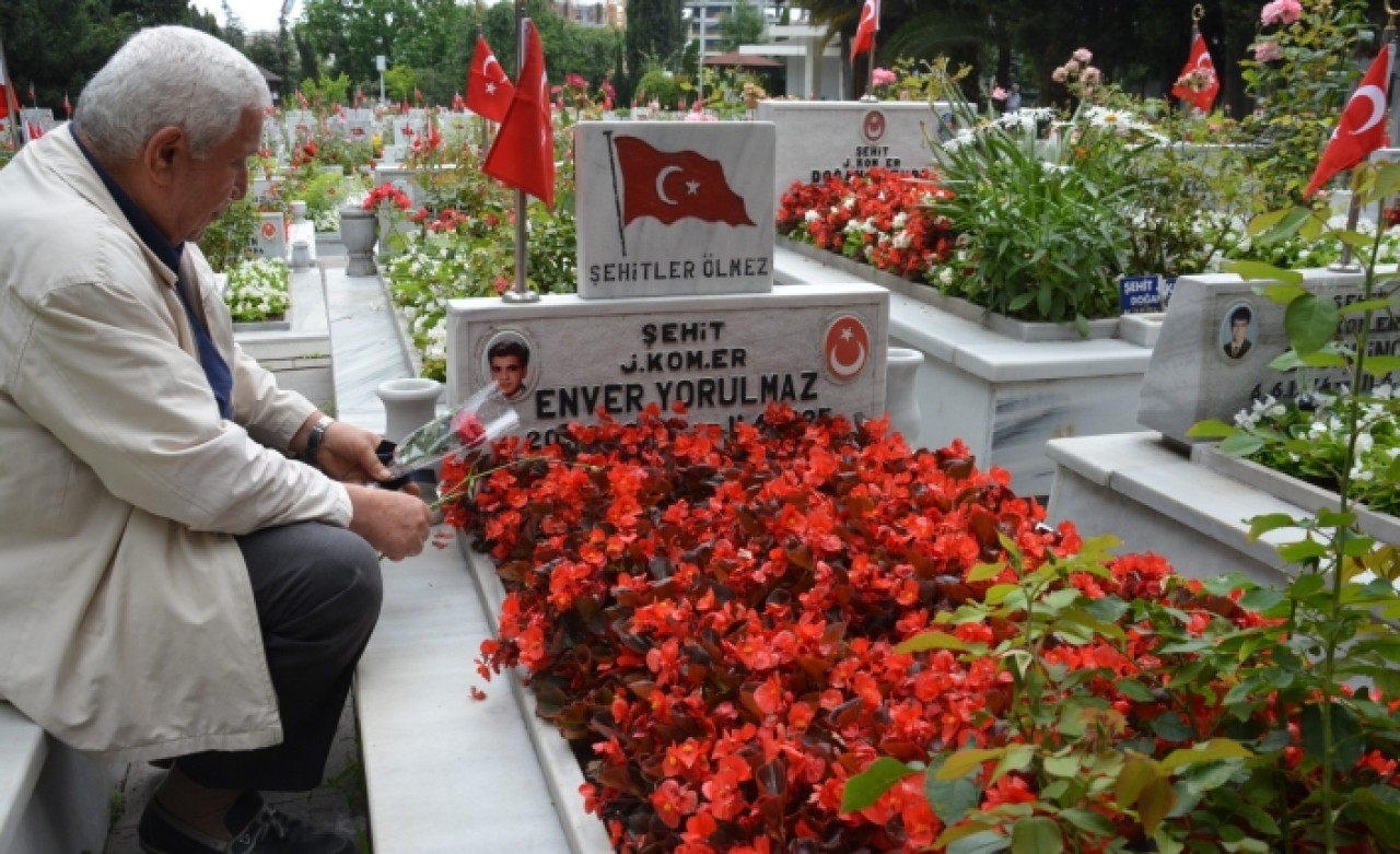 Şehitlikte buruk Babalar Günü!