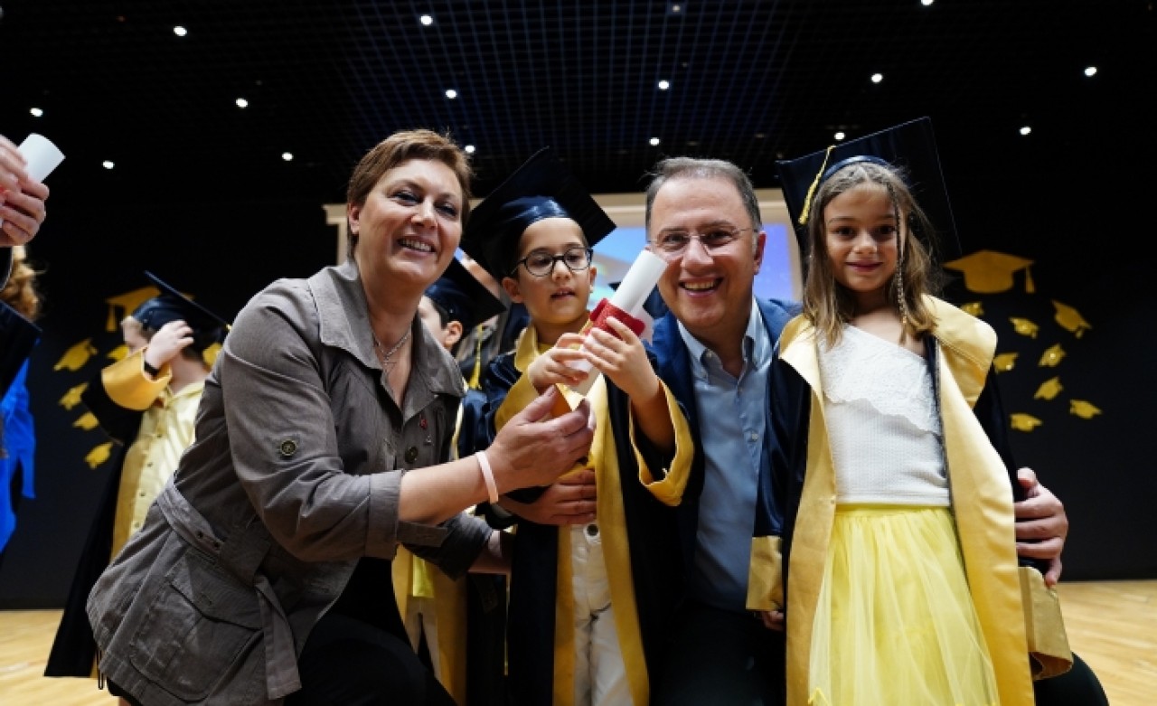 BEYLİKDÜZÜ’NDE MİNİKLERİN KARNE HEYECANI