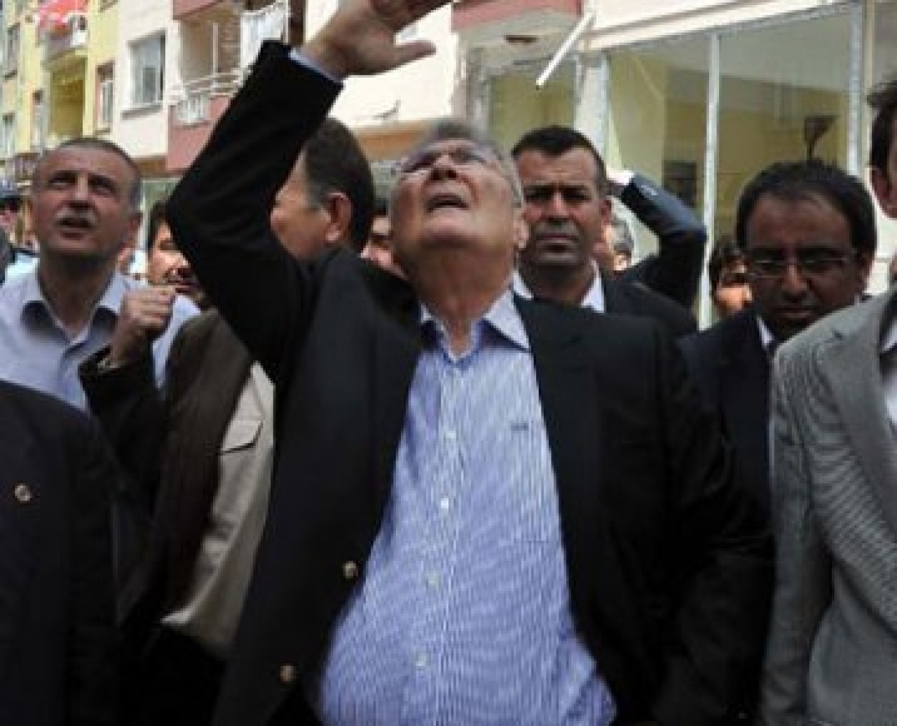 Simav yaralarını sarmaya çalışıyor