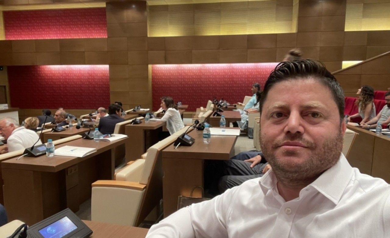 SİYASET SİZİ KÖR ETMİŞ!