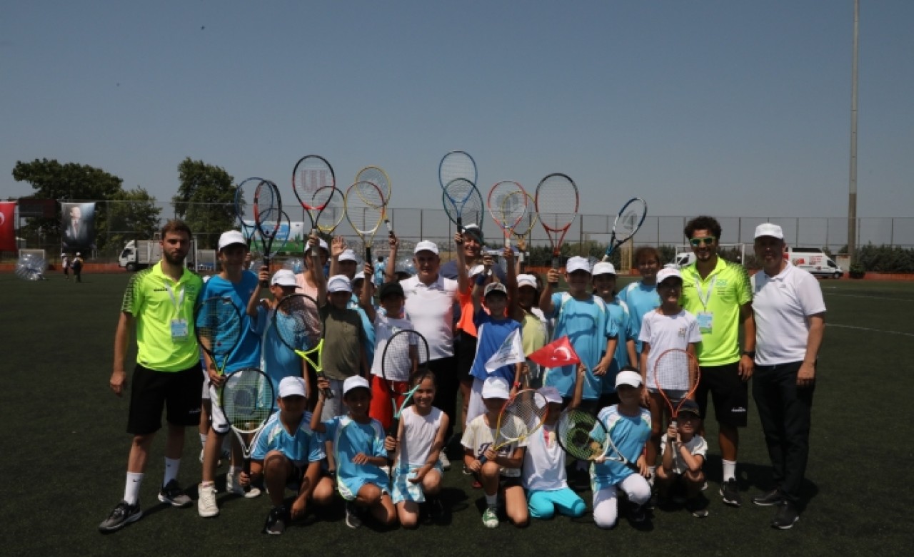 Büyükçekmece’de yaz spor okulu görkemli bir törenle açıldı