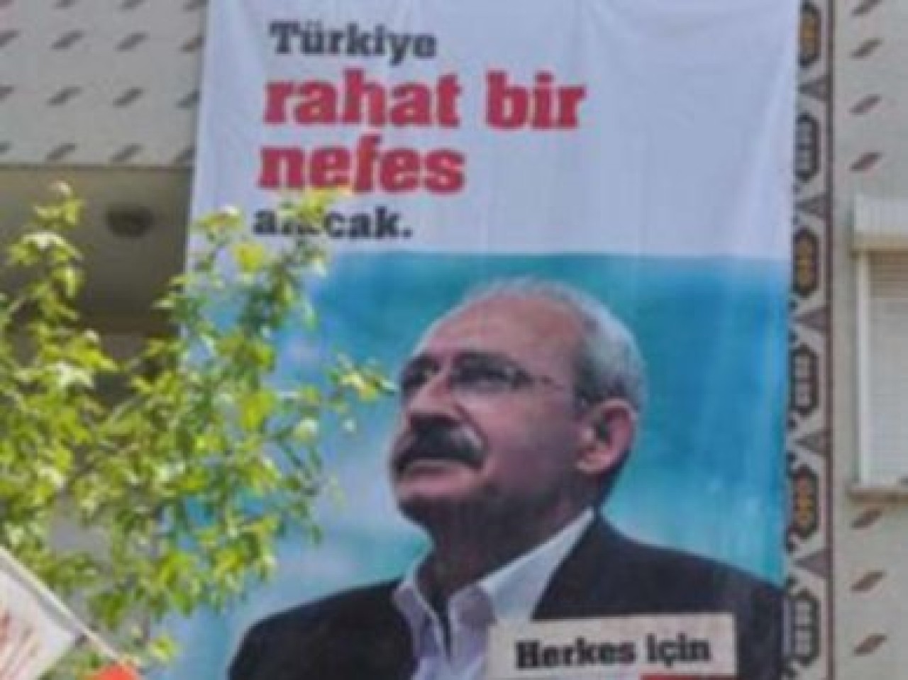 Kılıçdaroğlu'nun dev afişine saldırı