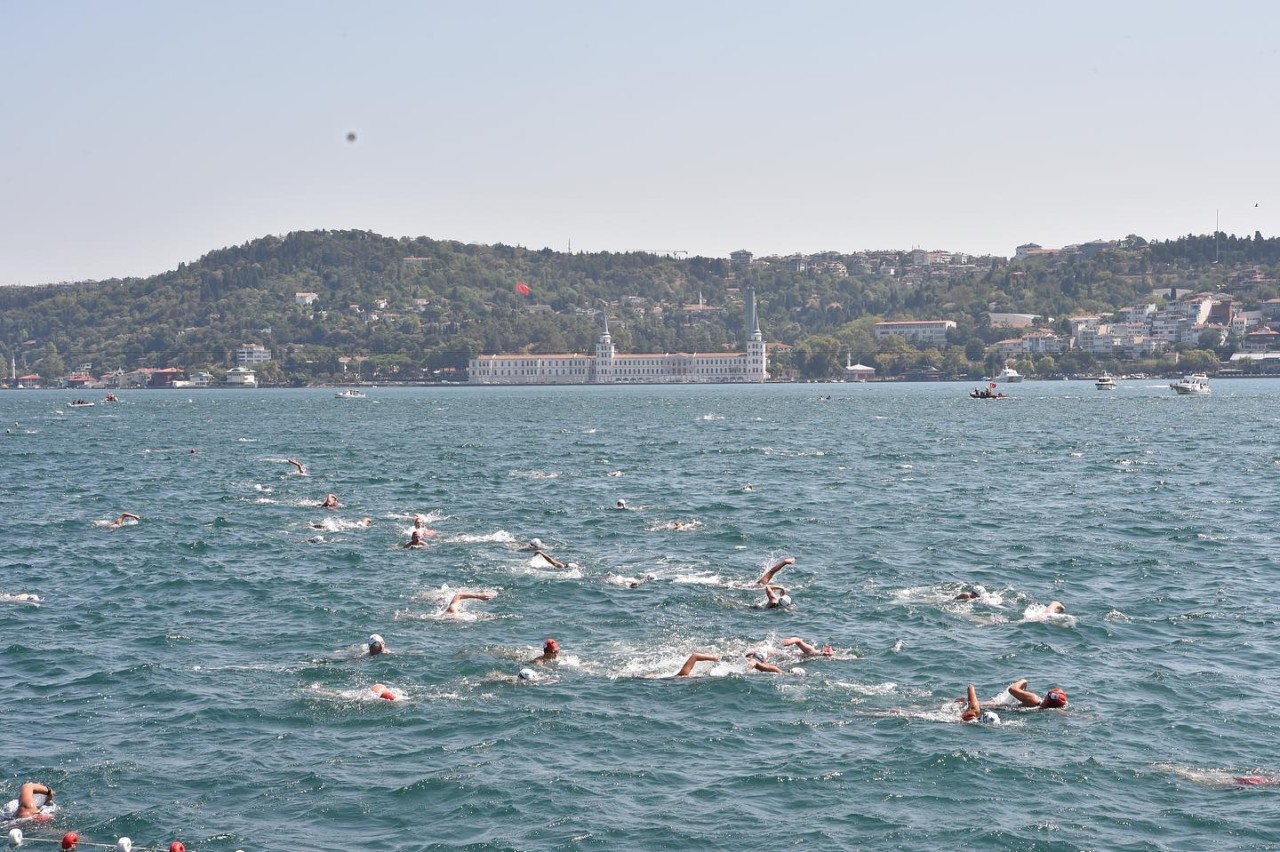 Kazada iki kolunu kaybeden Avcılar Belediye Başkanı Hançerli 3. kez boğazı yüzerek geçti