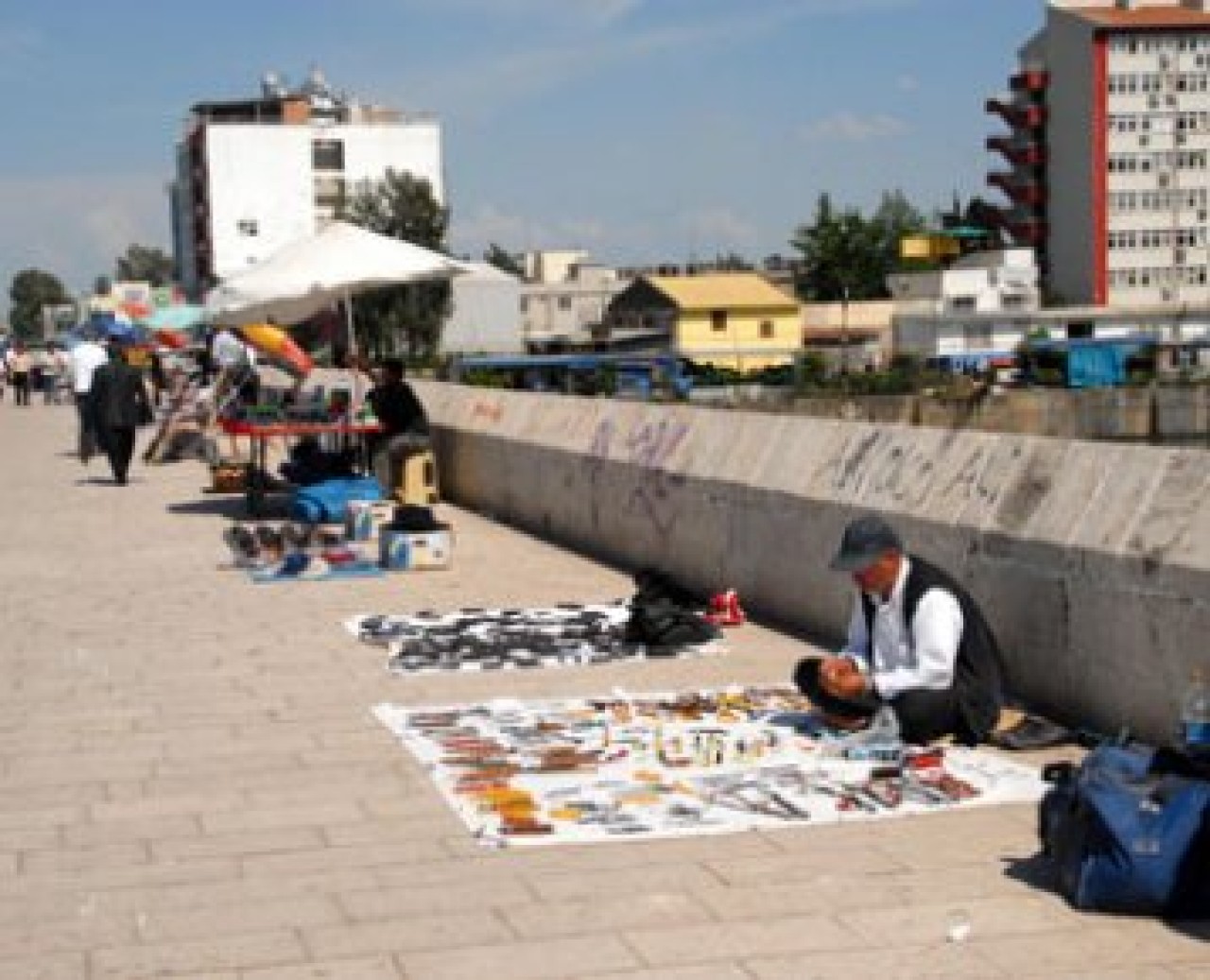 Tarihi köprüde seyyar işgali