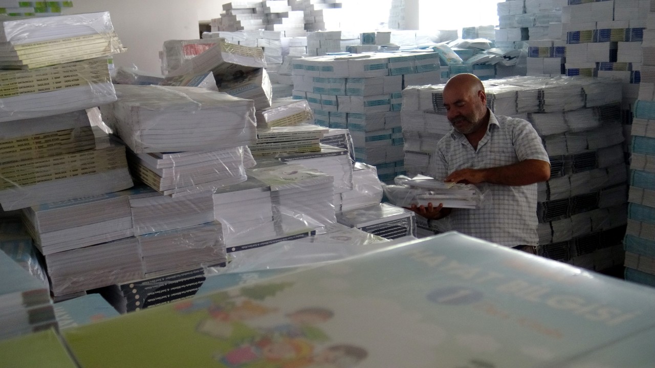 Ders kitapları okullara dağıtılıyor