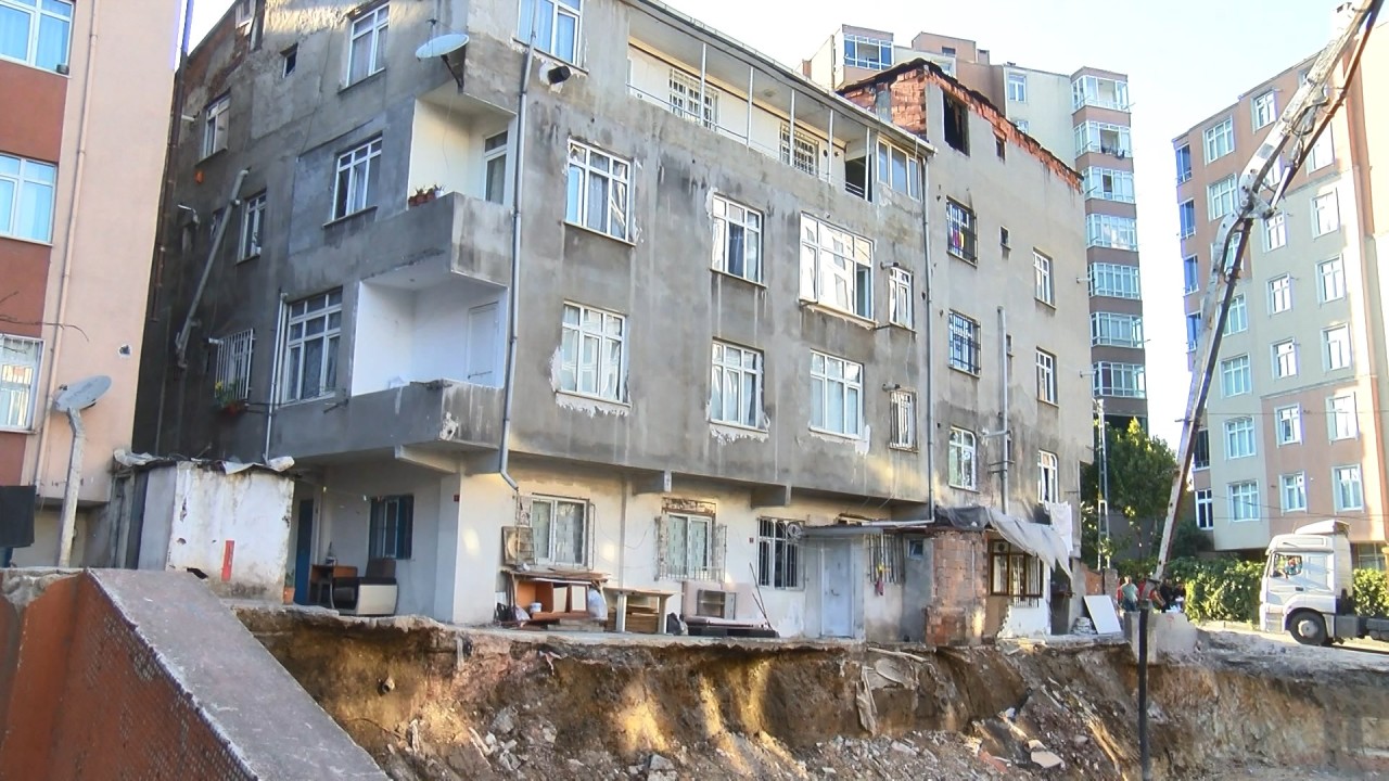 Küçükçekmece'de istinat duvarı çöktü
