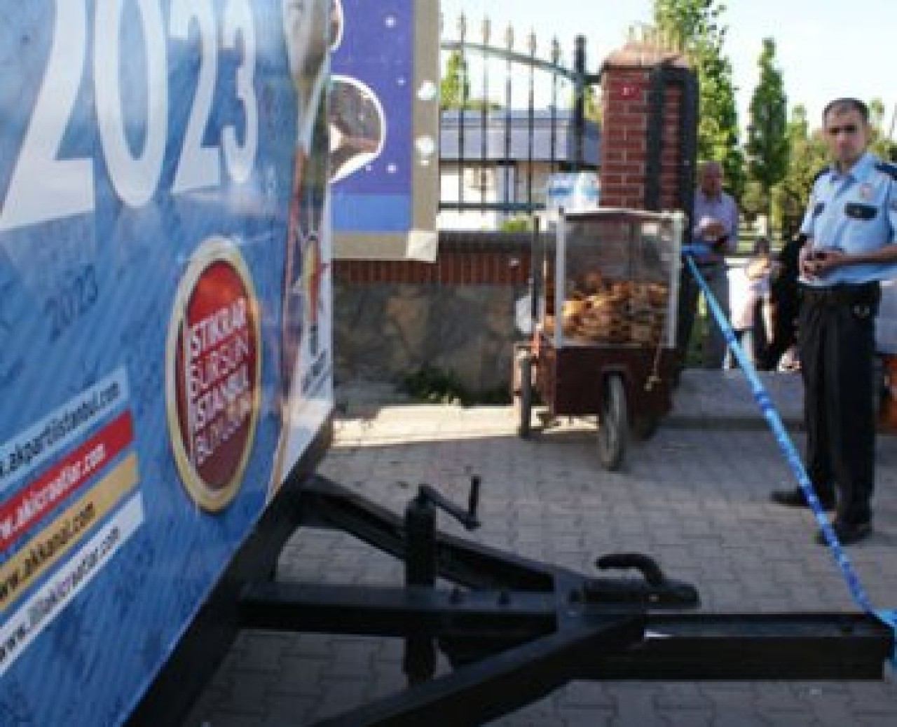 AK Parti seçim karavanınına ses bombası