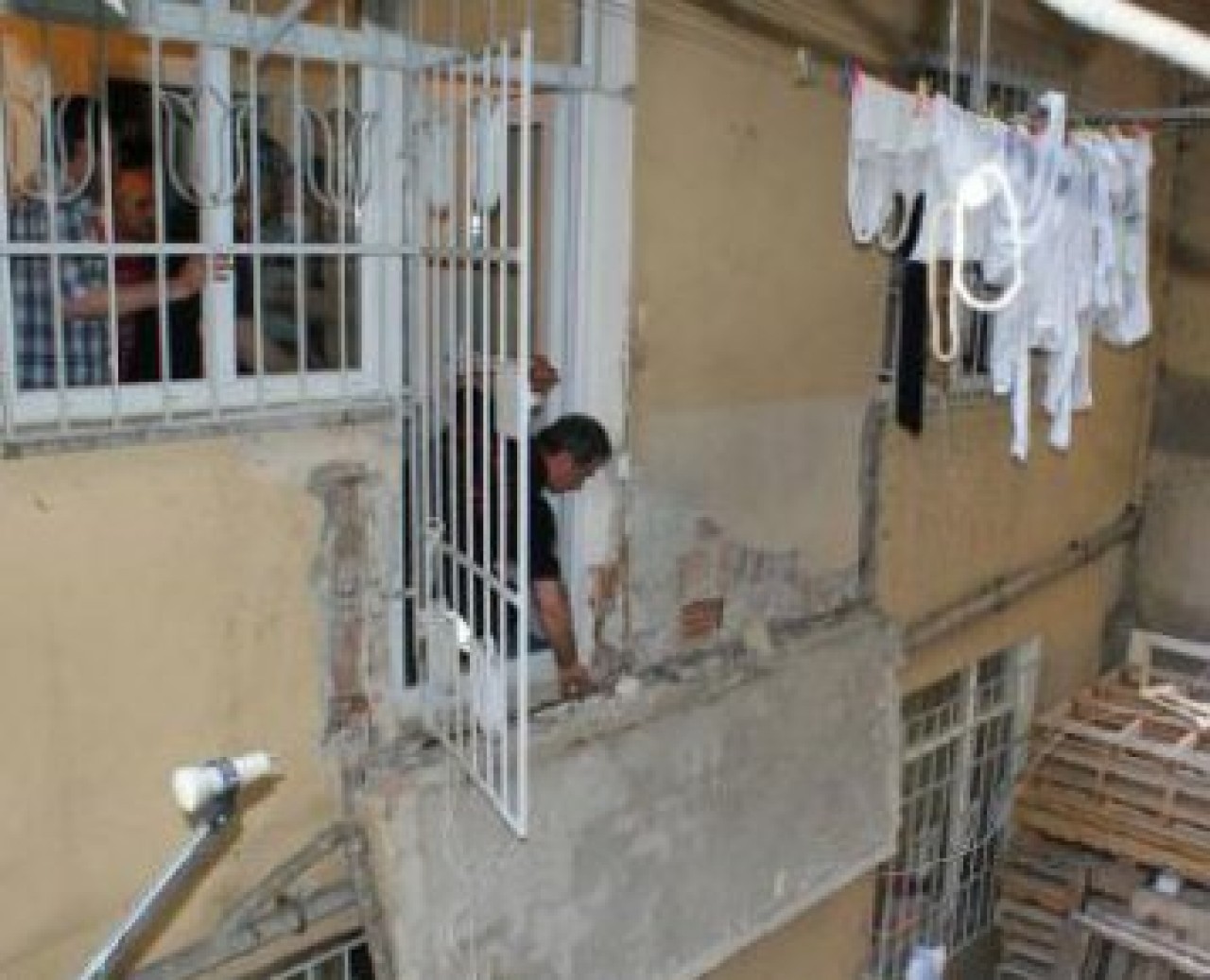 Balkon çöktü, 5 kişi yaralandı