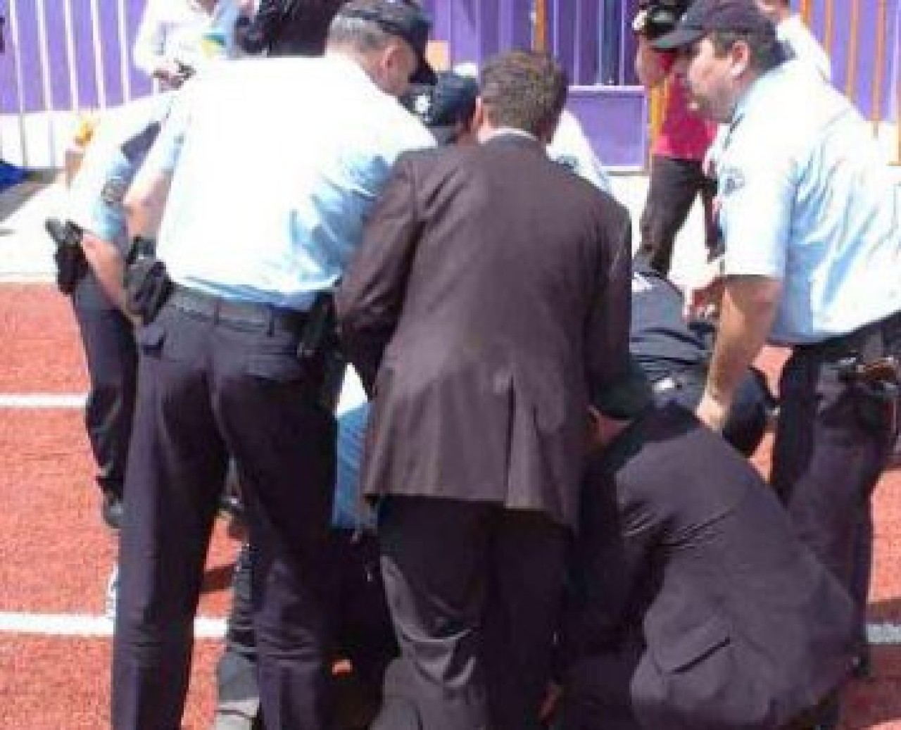 Polis bir anda üzerine çöktü