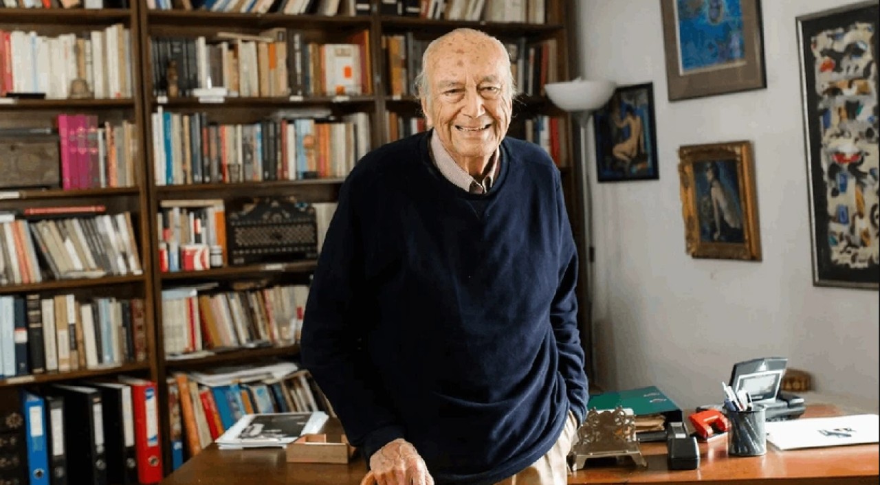 Basının acı günü: Duayen gazeteci-yazar Hıfzı Topuz hayatını kaybetti