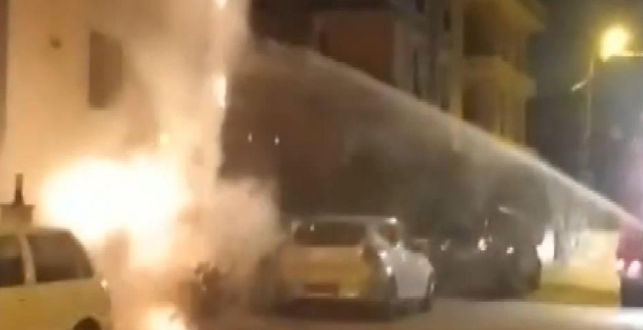 Doğal gaz kutusu alev alev yandı!