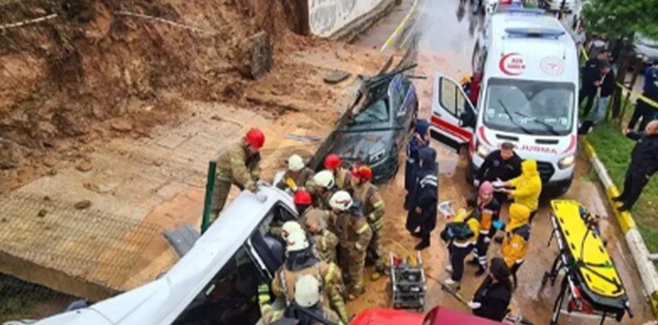 İstanbul'u sağanak vurdu: İstinat duvarı araçların üzerine çöktü
