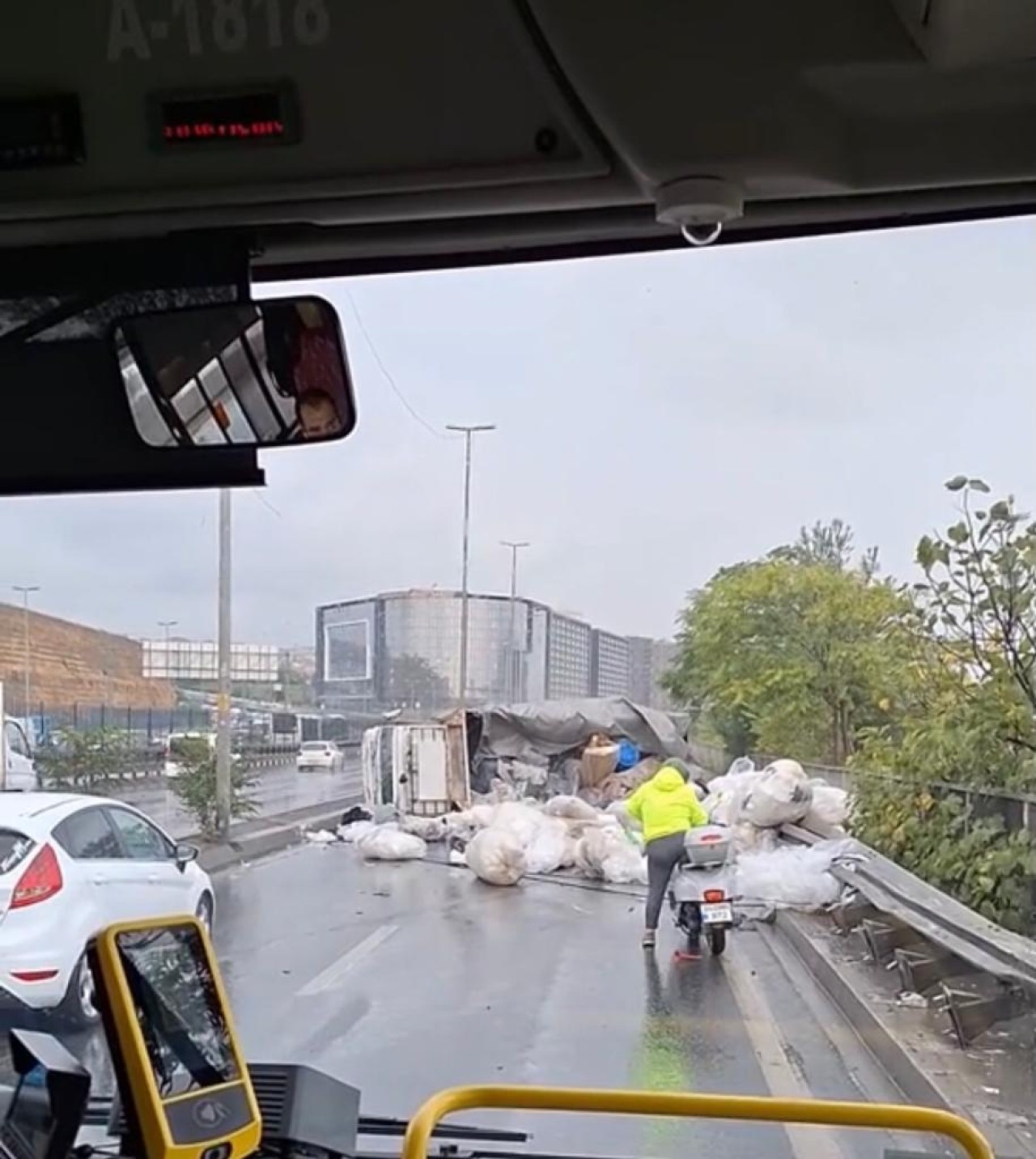 Seyir halinde iken devrildi