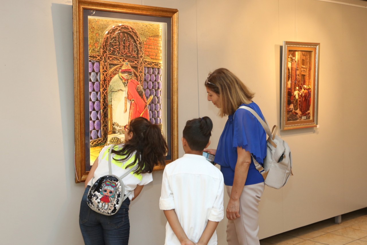 Ağaç altından gökyüzüne