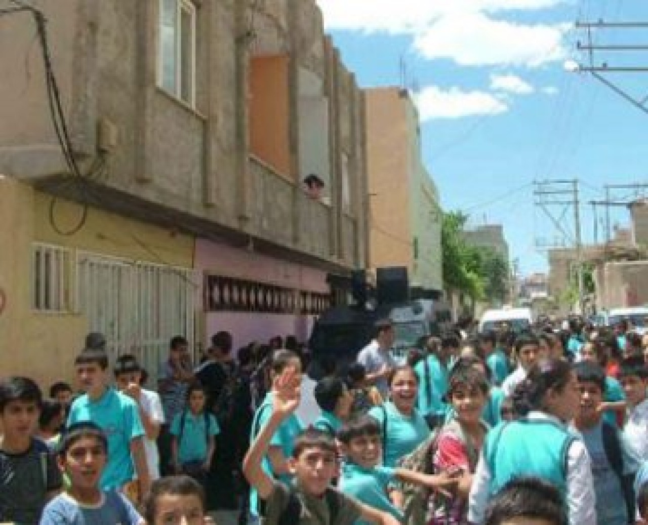 Nusaybin'de okula taşlı saldırı