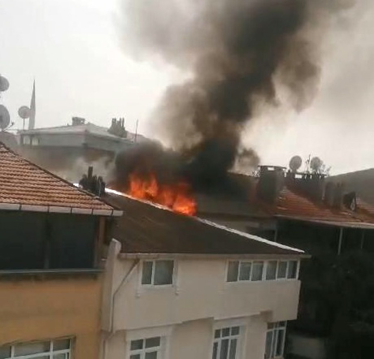 Apartmanın çatısı yandı