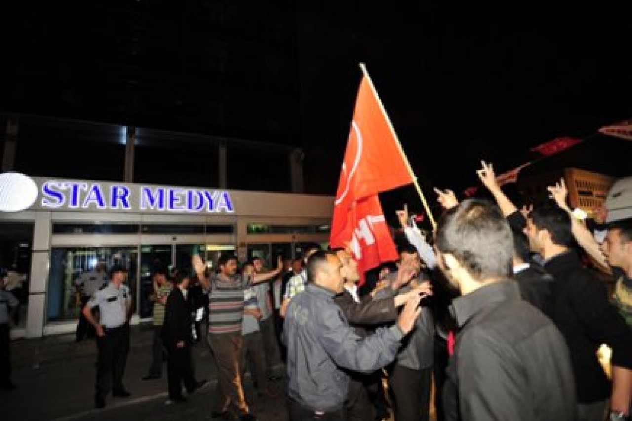 Ülkücüler Star Gazetesi'ni bastı!