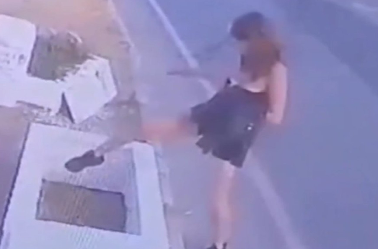 Bunu da gördük! Genç kız boş mezar bulup içine girdi…