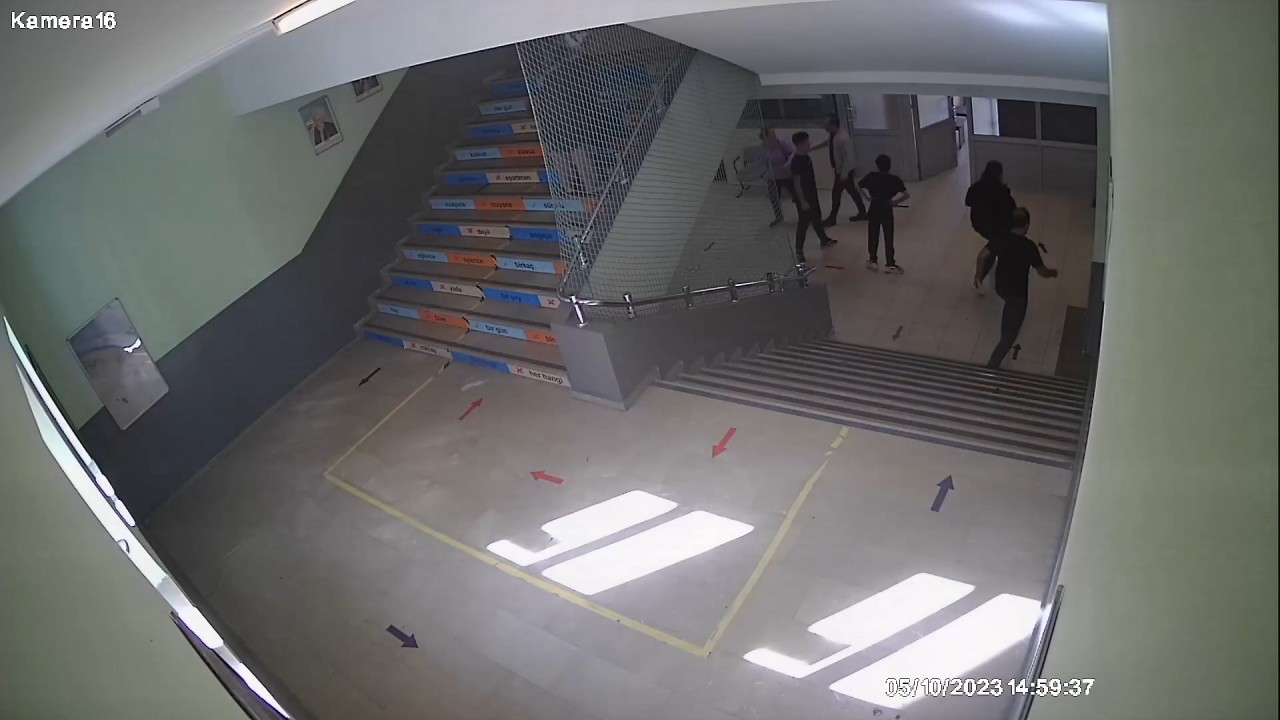 Okulu bastı öğretmenlere saldırdı