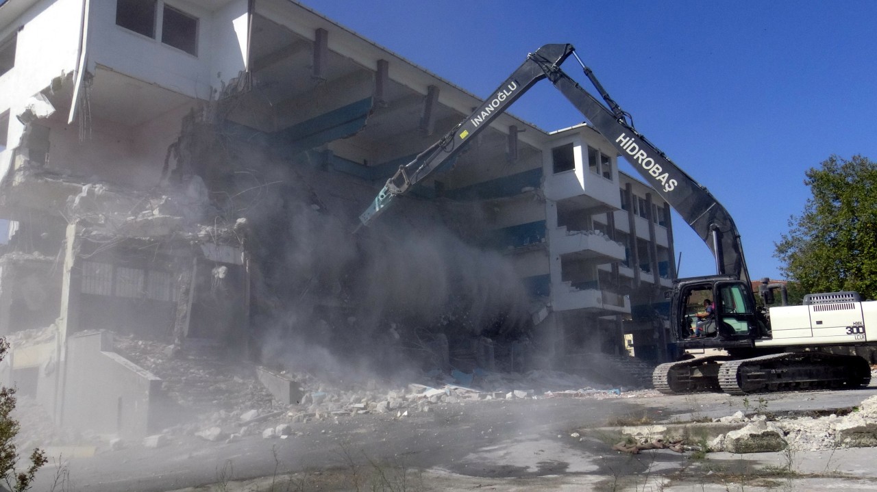 Depreme dayanıksız okul yıkıldı