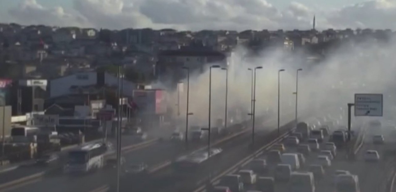 Panik anları! Dumanlar yükseldi, yol trafiğe kapatıldı