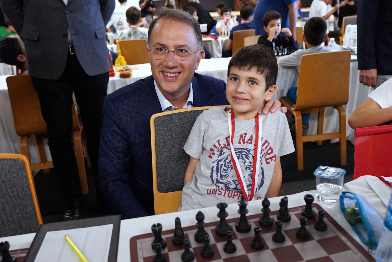 SİZİN KADAR GURURLUYUZ