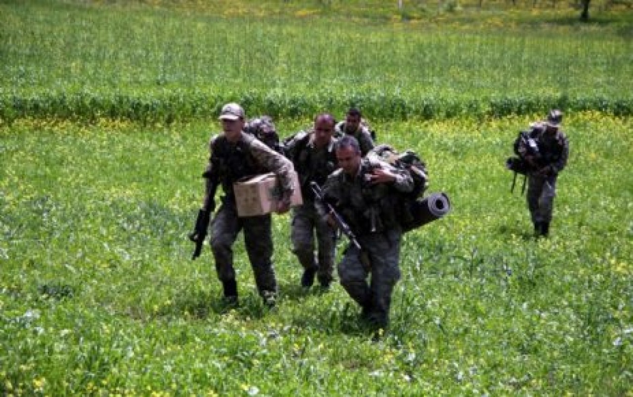 Telsizlerini ve silahlarını bırakıp kaçtılar