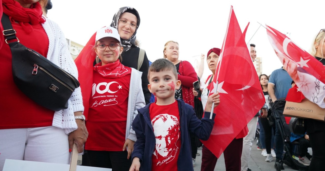 Beylikdüzü'nde binlerce kişi 100. yıl için yürüdü