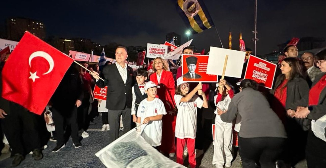 Beylikdüzü'nde Derya Uluğ sahne aldı