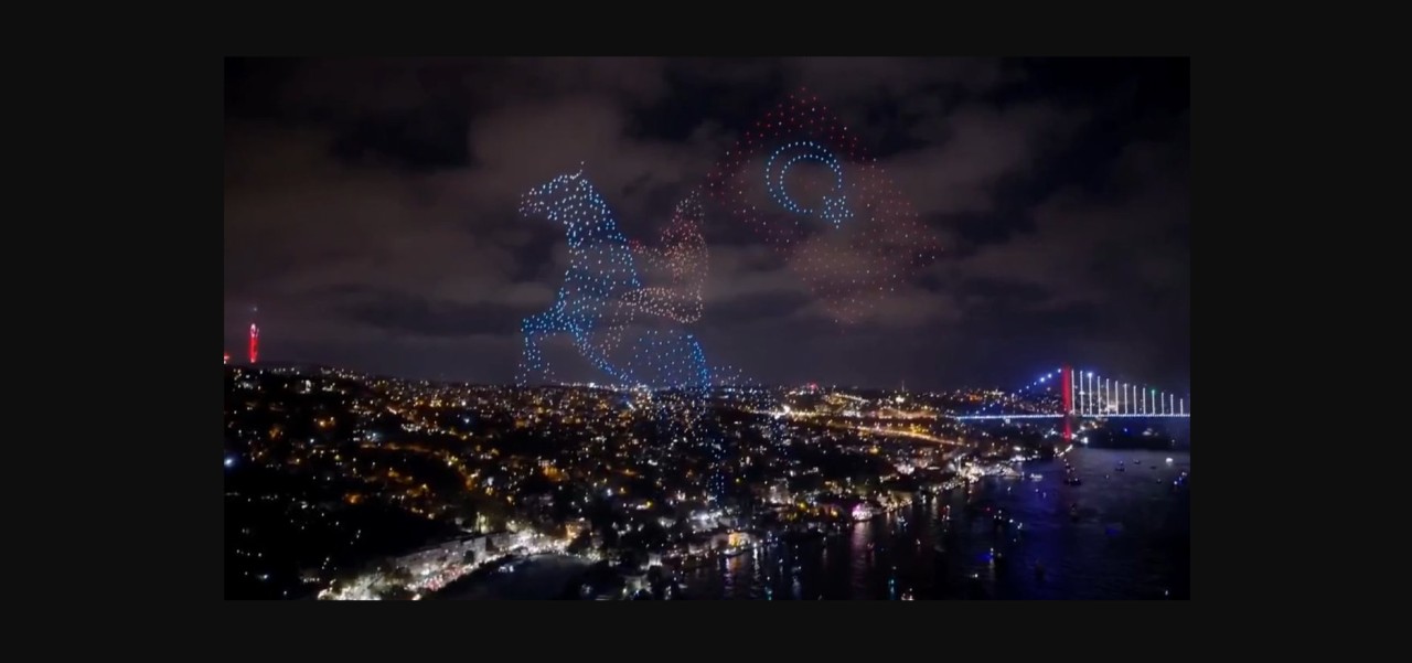 100. yıla özel ışık gösterileri İstanbul'da başladı