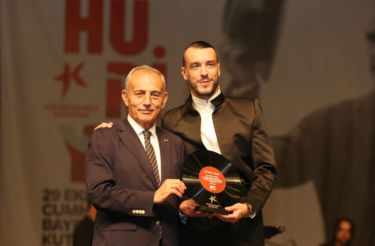 100. YIL KONSERİNDE CEM ADRİAN SAHNE ALDI