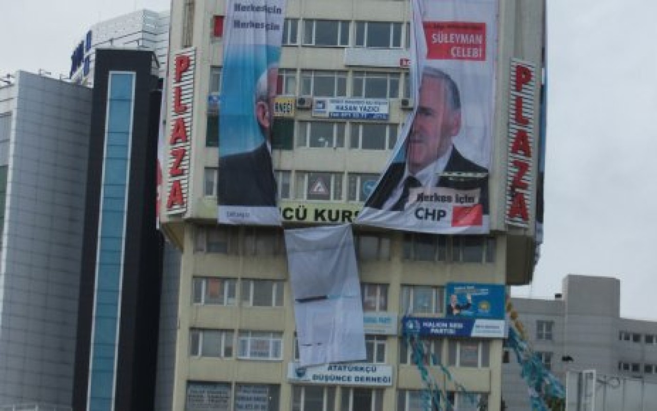 AFİŞLERDEN HINÇ ALDILAR