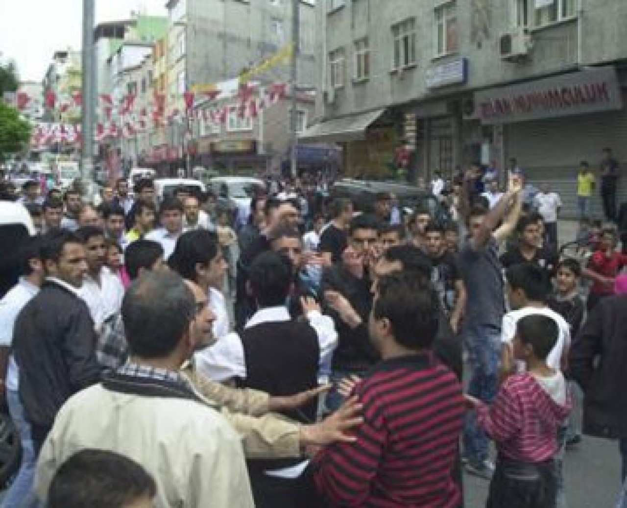 İstanbul'da MHP-BDP gerginliği