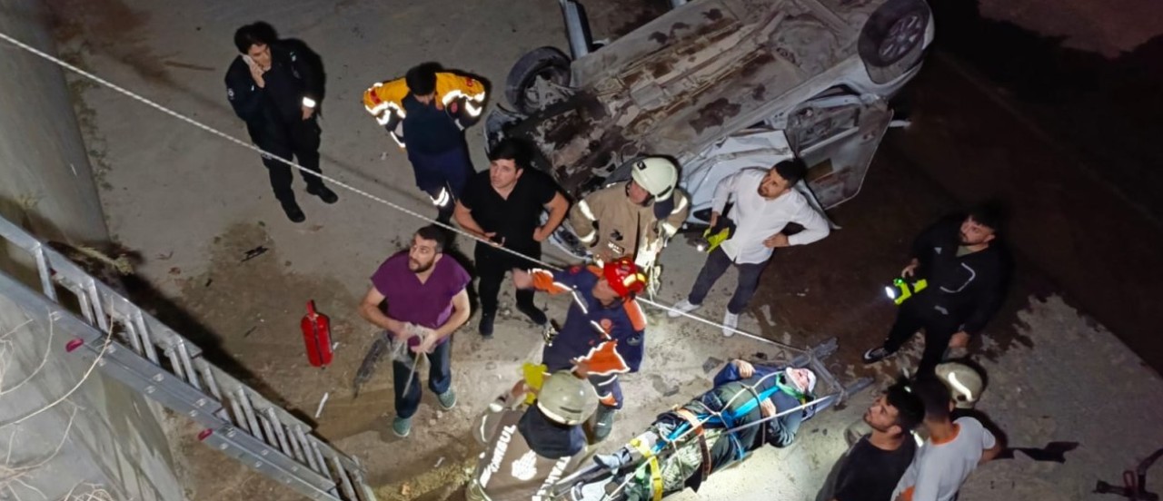 Otomobiller kafa kafaya çarpıştı, kanala uçtu