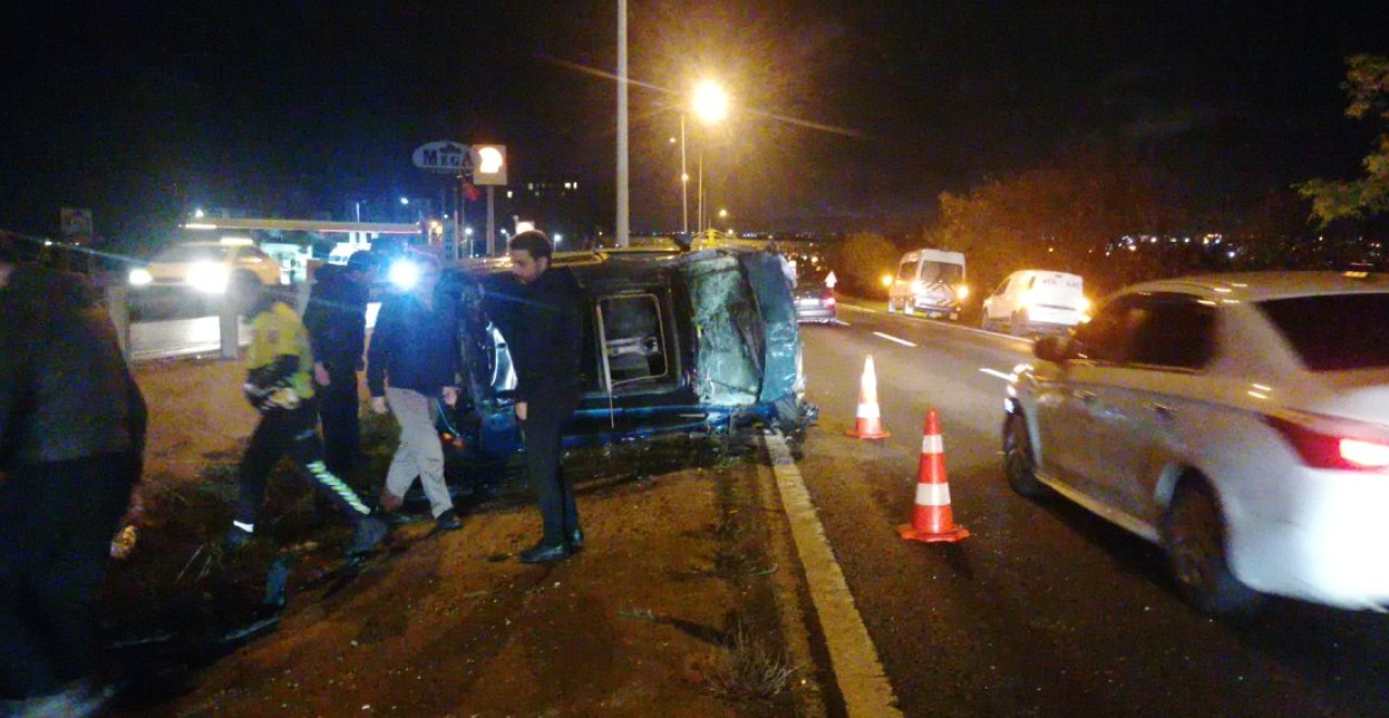 Bariyerlere çarpan otomobil takla attı