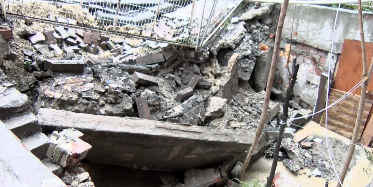 Sağanak yağış sonrası bahçe duvarı çöktü