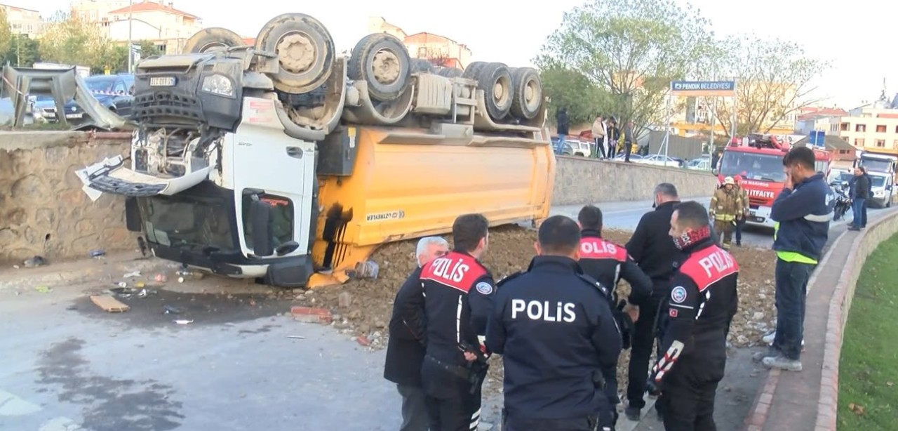 Kamyon caddeden alt yola uçtu!