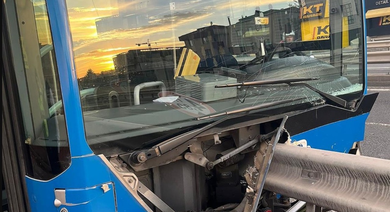 İETT otobüsü bariyerlere çarptı
