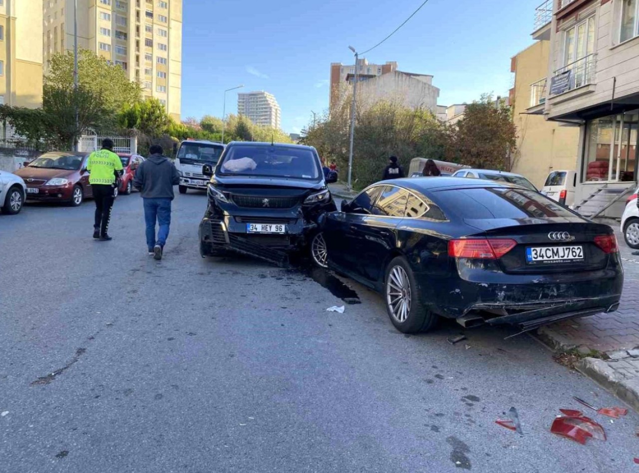 Küçükçekmece'de Sürücü Baygınlık Geçirince 5 Araça Çarptı