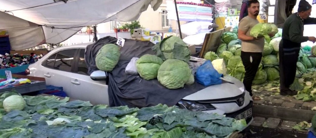 Pazar sokağında bırakılan aracın üzerine tezgah açıldı