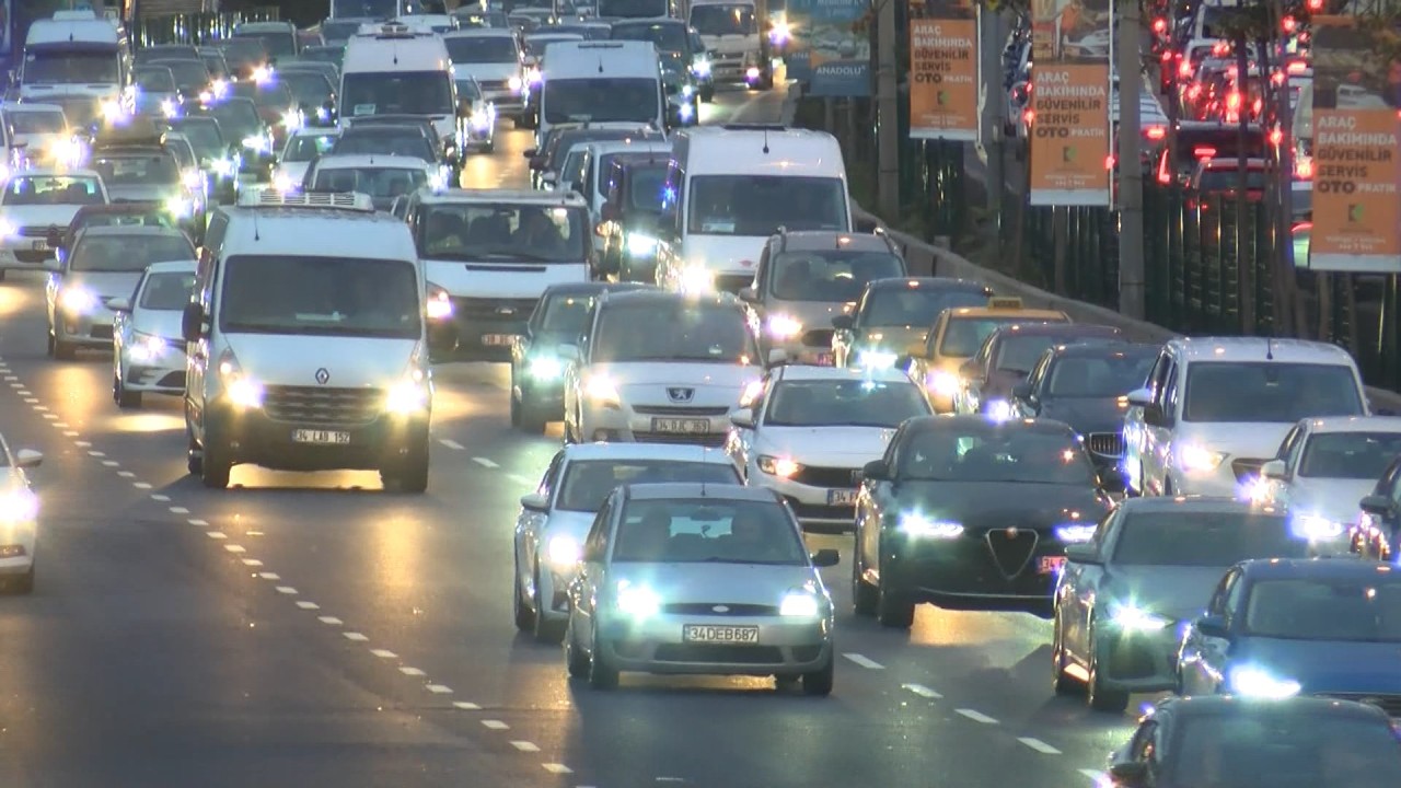 Okullar açıldı trafik geri geldi