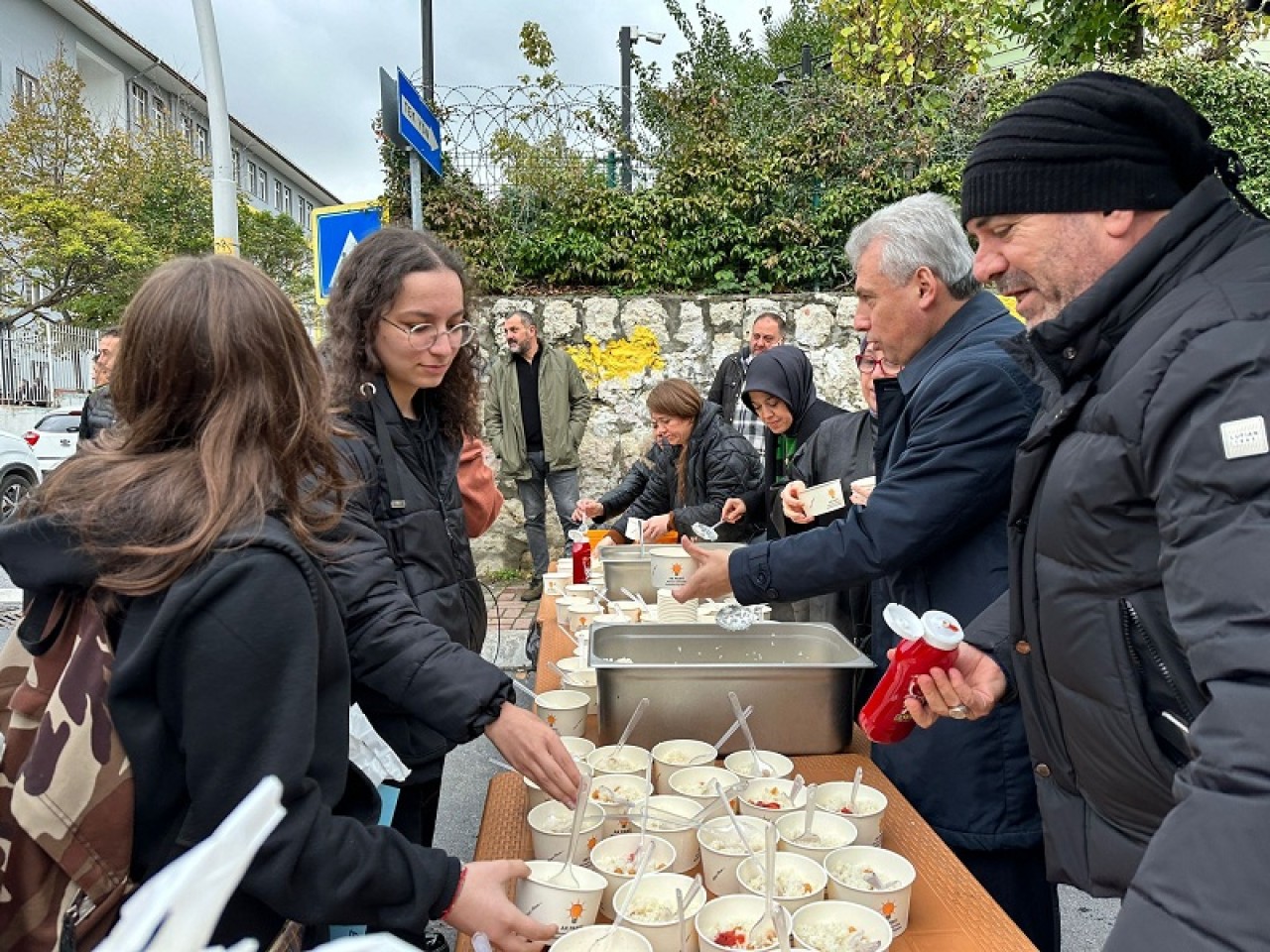 Lise öğrencilerine pilav ikram etti