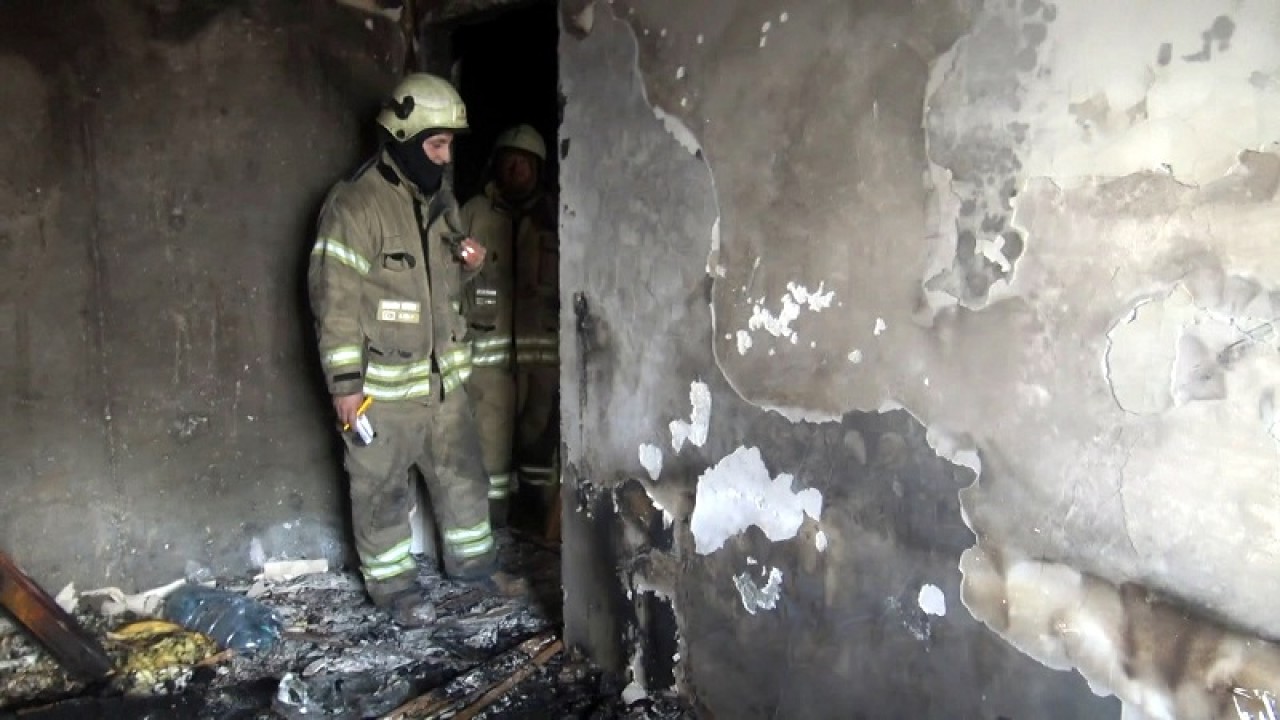 Oturduğu evi benzin döküp yaktı