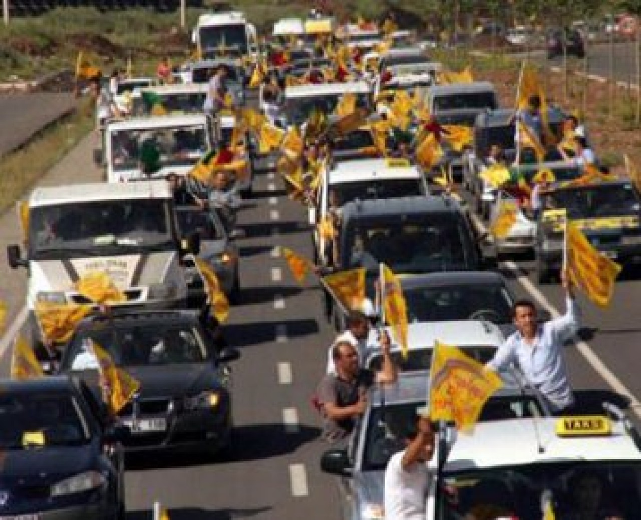 Başbakan'dan önce gövde gösterisi yaptılar