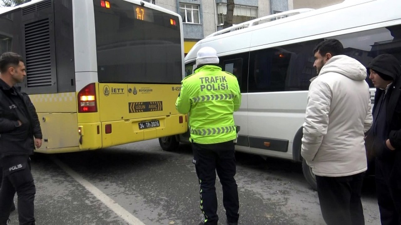 1 kaza oldu trafik kilitlendi
