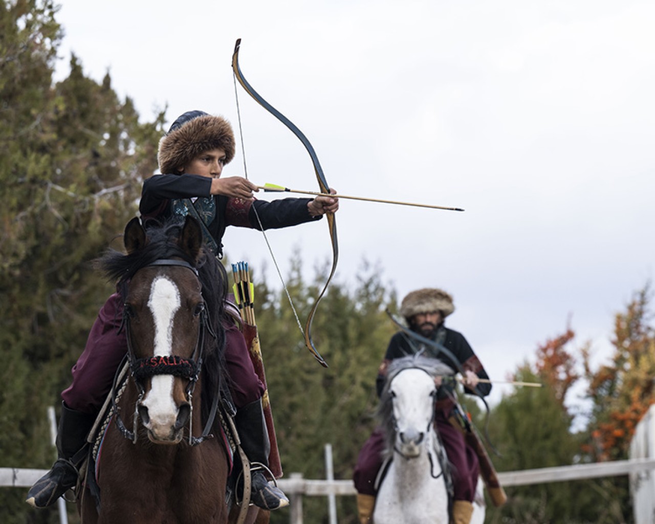 Baba oğul okçulukta yarışıyor